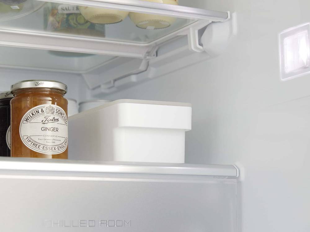 タワーハンドル付き密閉フードコンテナに入った野菜がキッチンの冷蔵庫内に収納されている