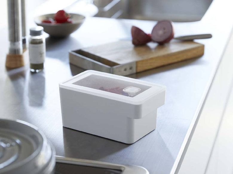 タワーシリーズのハンドル付き密閉フードコンテナ。透明なプラスチック製で蓋とトレーがセットになっています。