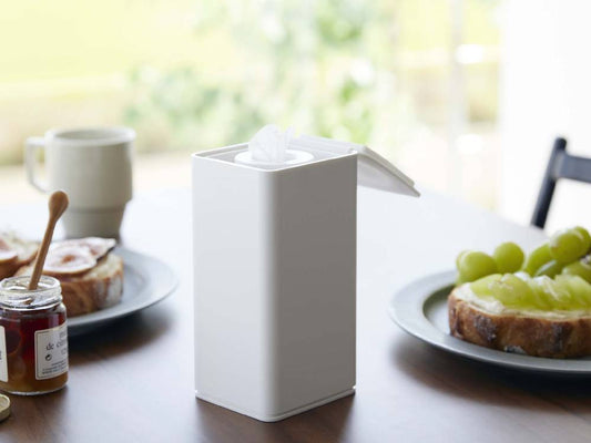 タワー型ロールウェットティッシュケース。ABS樹脂製の容器とシリコーン製の上蓋が特徴的なデザインです。