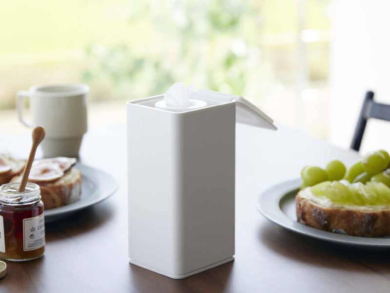 タワー型ロールウェットティッシュケース。ABS樹脂製の容器とシリコーン製の上蓋が特徴的なデザインです。