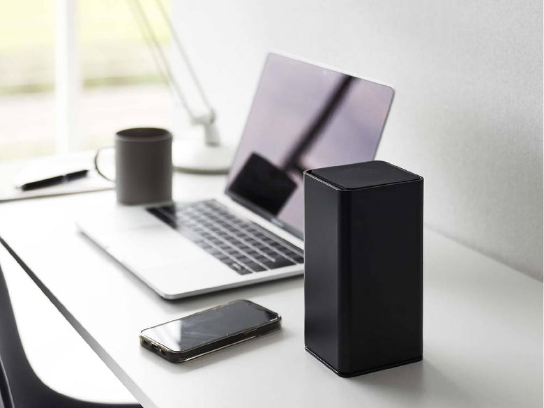 タワー型ロールウェットティッシュケース、幅約8cm×奥行約9cm×高さ約17cmでオフィスに最適