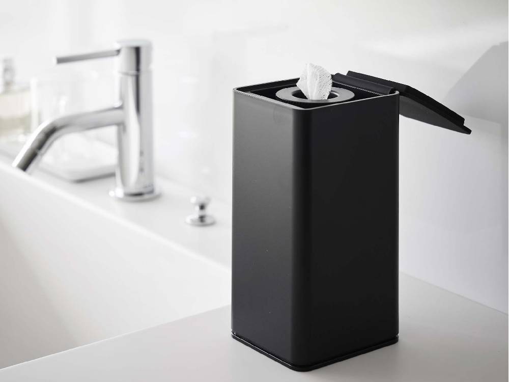 タワー型ロールウェットティッシュケースが観葉植物やソープディスペンサーと共に配置された室内の様子