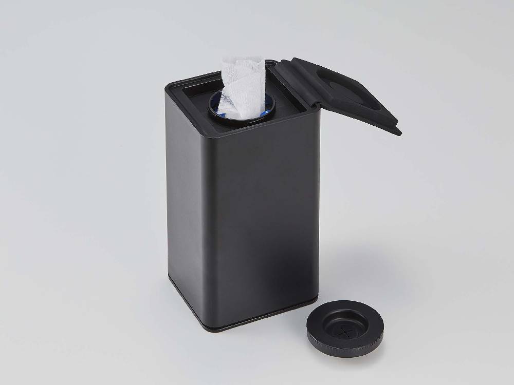 プラスチック製のタワー型ロールウェットティッシュケースとスピーカー、廃棄用コンテナが並んでいる画像