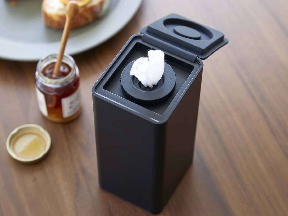 タワー型ロールウェットティッシュケース（約W8×D9×H17cm）がテーブルに置かれている写真