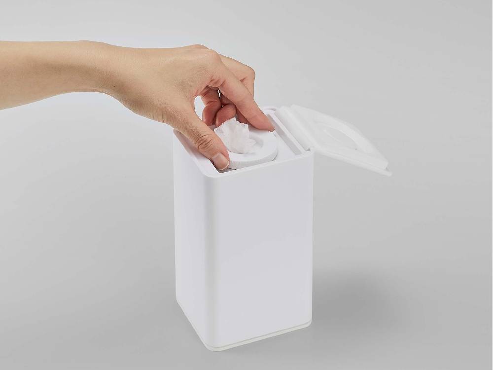 「tower/タワー」ロール型ウェットティッシュケース。ABS樹脂とポリエチレン製でシリコーンの上蓋を持ち、サイズは約幅8cm×奥行9cm×高さ17cm。キッチンやリビングに最適な家庭用品。