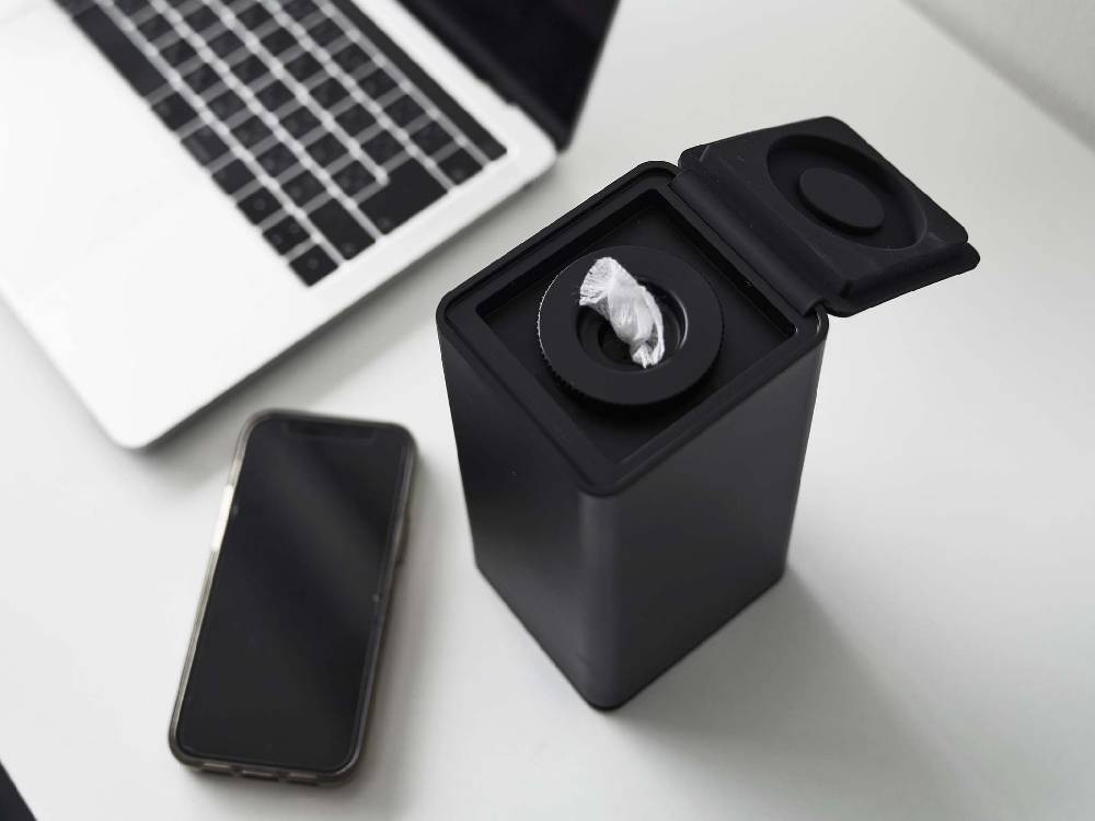 tower/タワーのロール型ウェットティッシュケース。ABS樹脂製の容器にシリコーン製の蓋が付いており、ウェットティッシュが収納されています