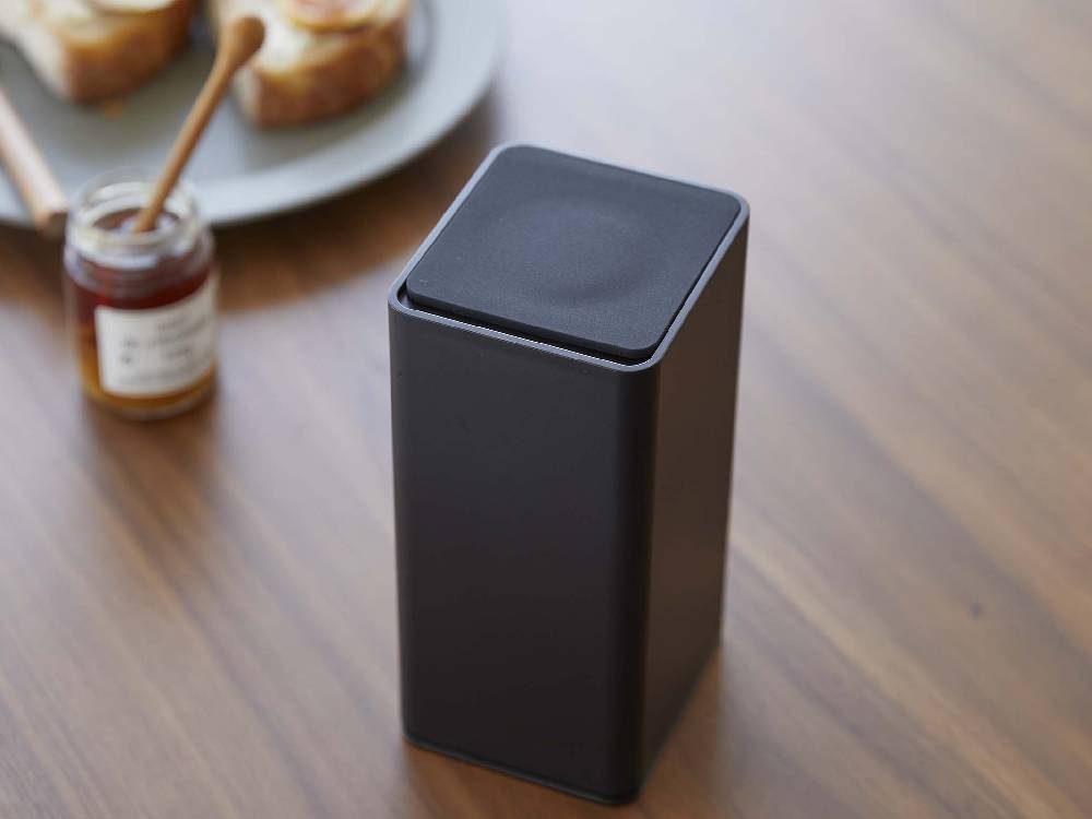 タワー型ロールウェットティッシュケース。ABS樹脂とシリコーン製で、サイズは約幅8cm、奥行9cm、高さ17cm。