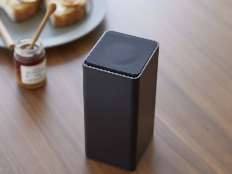 タワー型ロールウェットティッシュケース。ABS樹脂とシリコーン製で、サイズは約幅8cm、奥行9cm、高さ17cm。