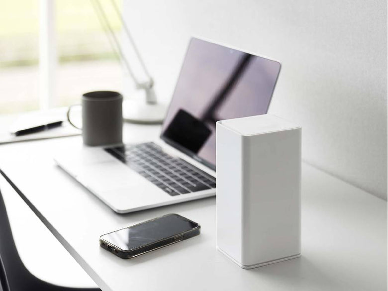 ABS樹脂とシリコーン製の蓋を備えた【tower/タワー】ロール型ウェットティッシュケース。サイズは幅約8cm、奥行9cm、高さ17cm。