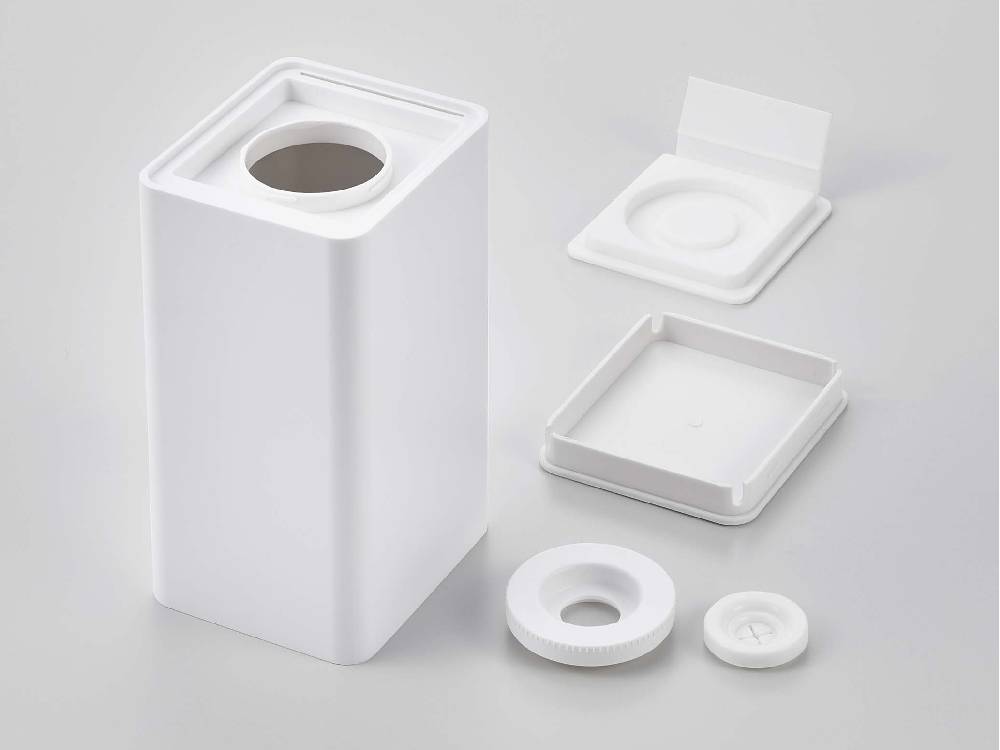 タワー型のプラスチック製ロールウェットティッシュケース。幅約8cm、奥行き約9cm、高さ約17cmで、ABS樹脂とポリエチレンを使用しています。