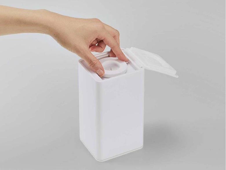 タワー型ロールウェットティッシュケース。ABS樹脂とシリコーン製の上蓋を使用し、高さ約17cm、直径8cmの家庭用プラスチック製収納ボトル。