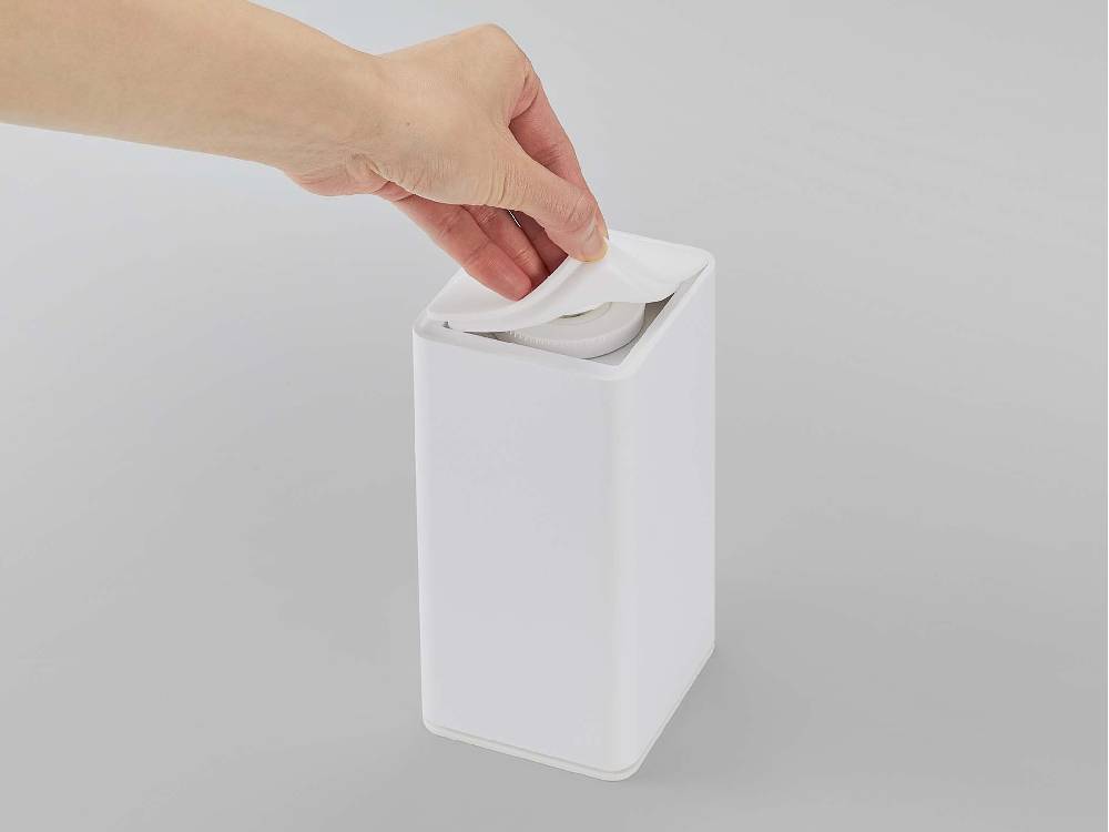 タワー型ロールウェットティッシュケースに紙ティッシュが収納されている