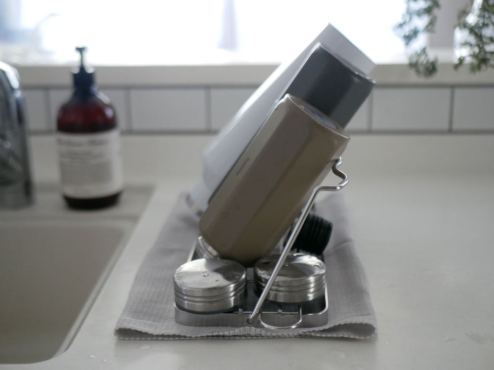 ビーワースセレクションの折りたたみ可能なステンレス製ジャグボトルスタンド