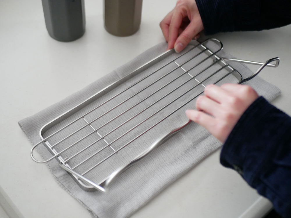 ビーワースセレクションの銀色18-8ステンレス製折りたたみジャグボトルスタンドがキッチン用品と共にキッチン内に配置されている