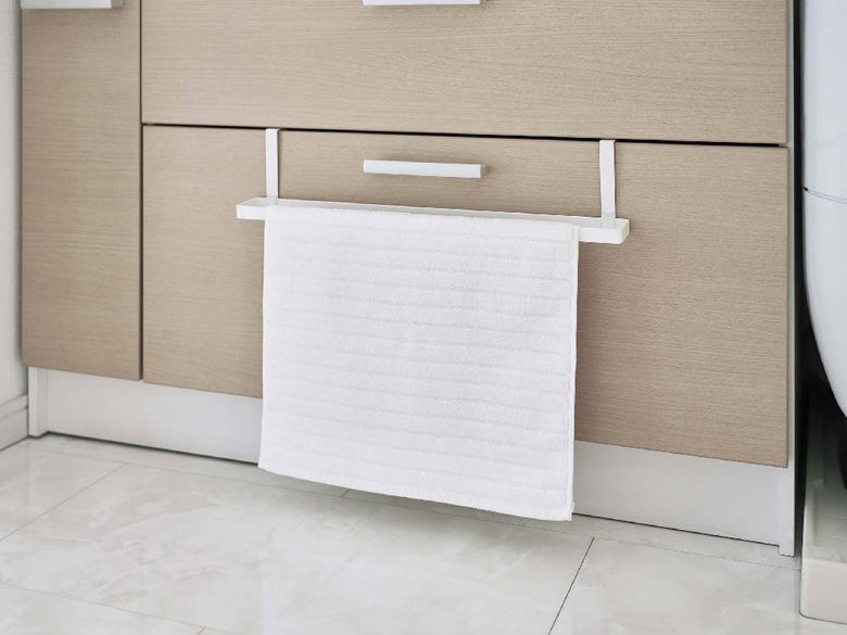 スチール製の洗面下用引っ掛けバスマットとタオルハンガーが収納されたキッチンのキャビネット内