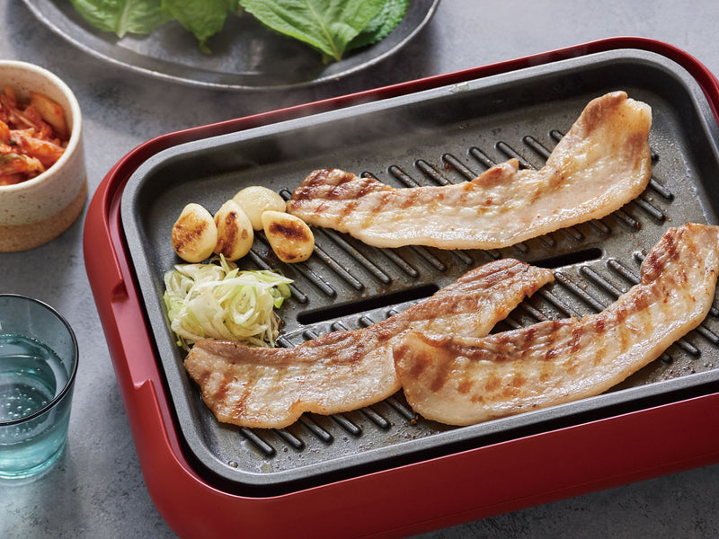 récolteのコンパクトホットプレート用グリルプレートで牛肉と豚肉をグリルしている様子