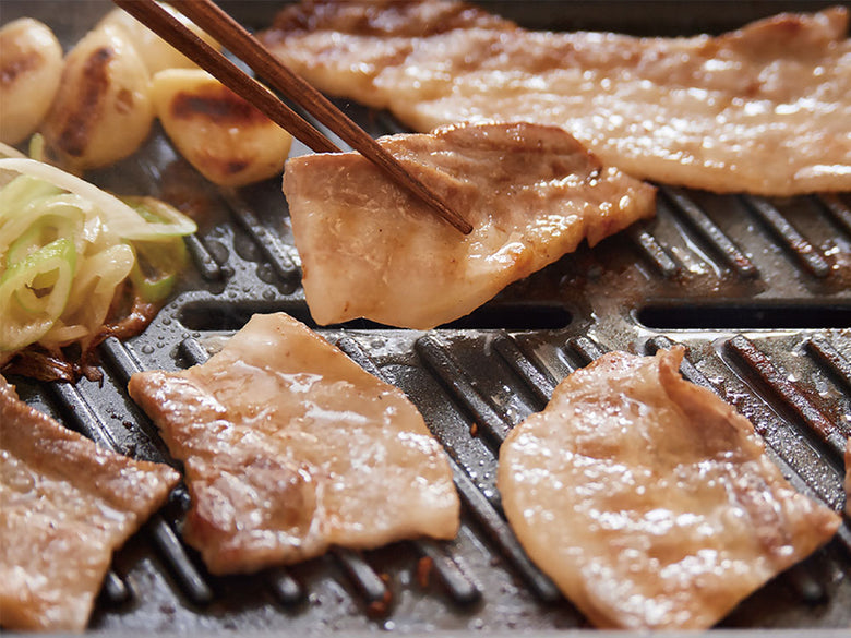 【recolte】丸洗いできるコンパクトなホットプレート用グリルプレートで丁寧に焼かれたホルモン焼きと肉の料理