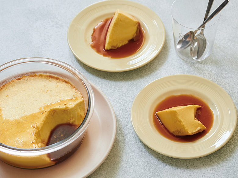 récolteのコンパクトなクリアスチーマーと、美しく盛り付けられたデザートが並んだテーブルウェア