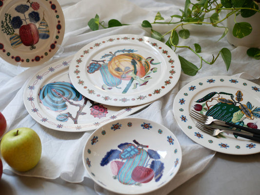 イッタラのタイカサトシリーズ磁器製プレート。シンプルでモダンなデザインが特徴の食器