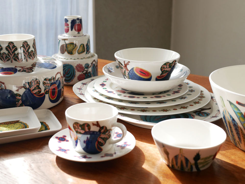 イッタラのタイカサト磁器プレートとカップのセット。シンプルでモダンなデザインが特徴のディナーウェア