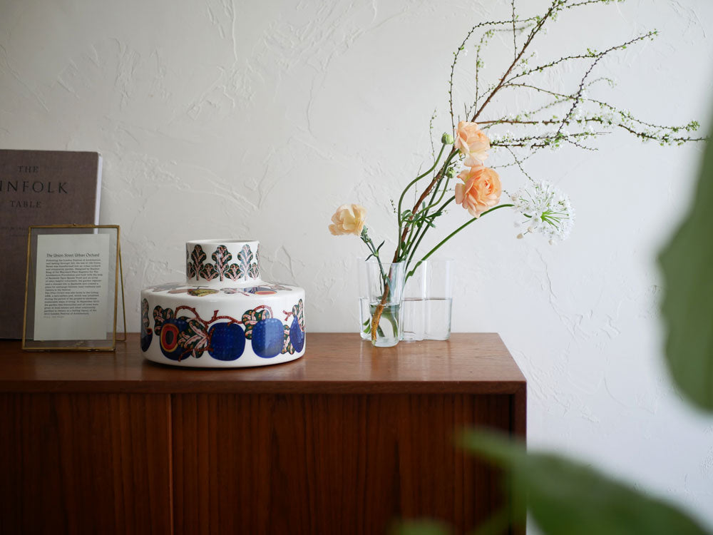 イッタラのタイカ サト ベース、陶磁器製で花束を美しく飾るフローラルデザインが施されたサーブウェア。サイズは約210x150mmと130x180mmがあり、タイ製です。