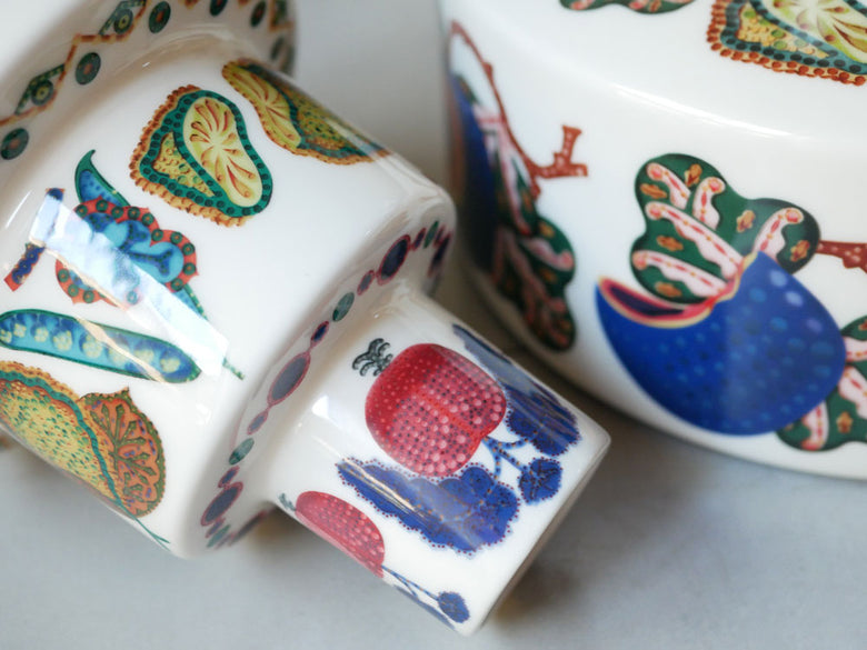 イッタラ製タイカ サト ベースと磁器のテーブルウェアセット。ホワイトのカップや皿が美しく配置されたセラミック製品の画像