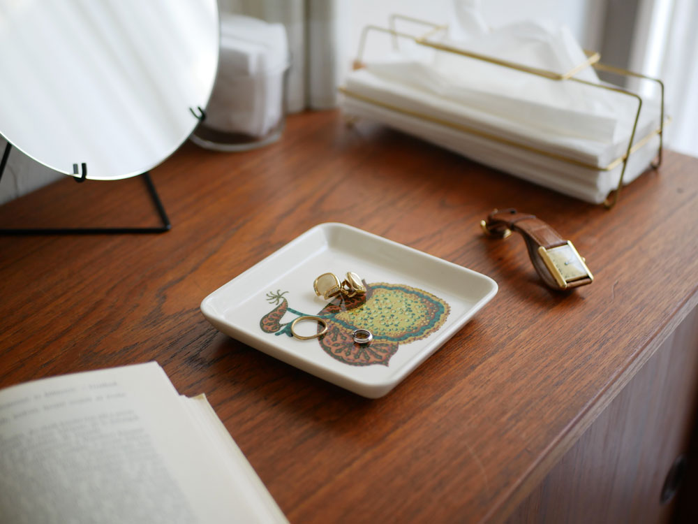 イッタラ（Iittala）のタイカサトシリーズ、スクエアおよびレクタングル形状の磁器製プレート。