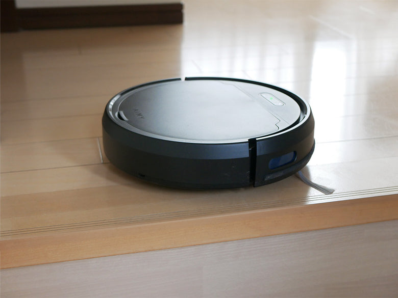 黒色のAiMYエイミー自動充電式ロボットクリーナーと専用モップキットの電子機器