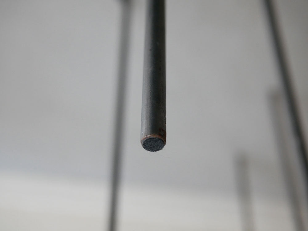 ウエストビレッジトーキョーのKNOPアイアンディスプレイプラントスタンド。シルバー色の金属パイプを使用したシンプルでスタイリッシュなデザインの植物台