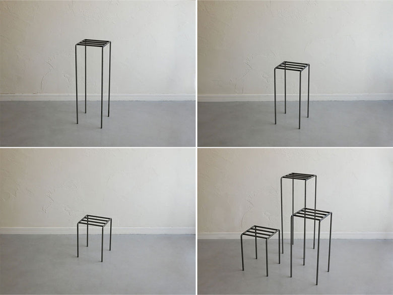 ウエストビレッジトーキョーのアイアンディスプレイプラントスタンドが木製フローリング上に配置された様子