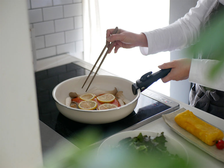 取っ手が外せるグリーンパンのクリックシェフセットに含まれるソースパンとフライパン