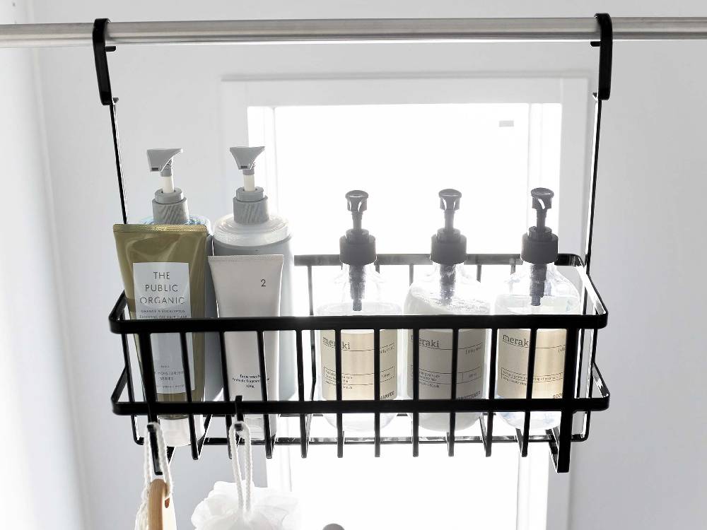 タワーのワイド引っ掛けバスルームバスケットがバスルームの棚に取り付けられている様子