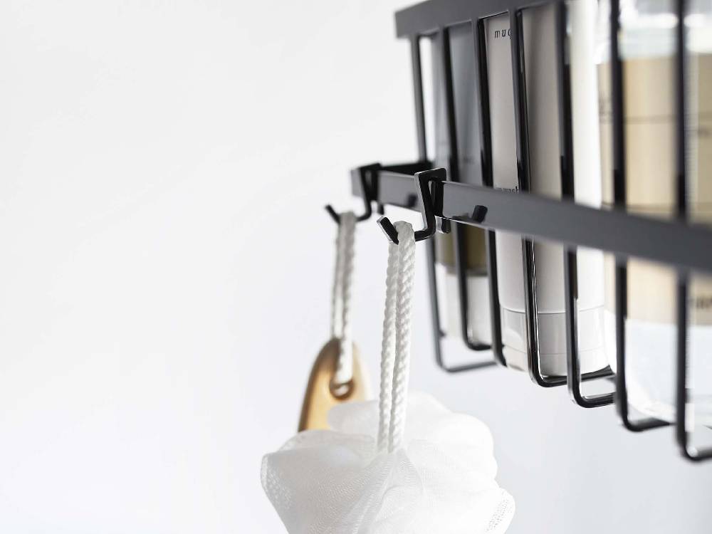 シルバーのタワー引っ掛けバスルームバスケット ワイド。スチール製で3つのフックが付いた壁掛け式バスケット。