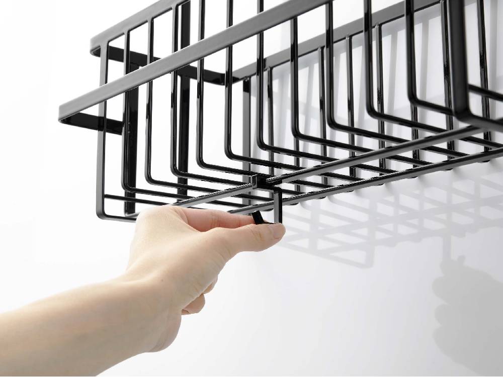 銀色のスチール製引っ掛けバスルームバスケットワイド。複数の棚とフックがあり、キッチン用品を整理するためのデザイン