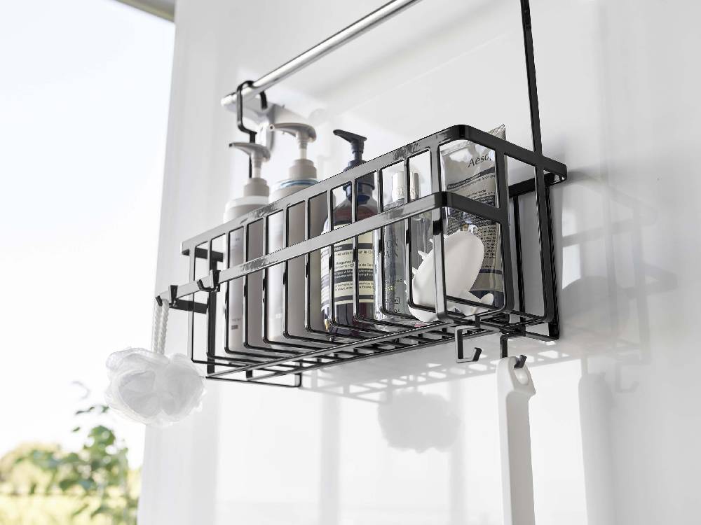 スチール製タワー引っ掛けバスルームバスケットがシルバーの金属棚に掛けられたキッチンインテリア