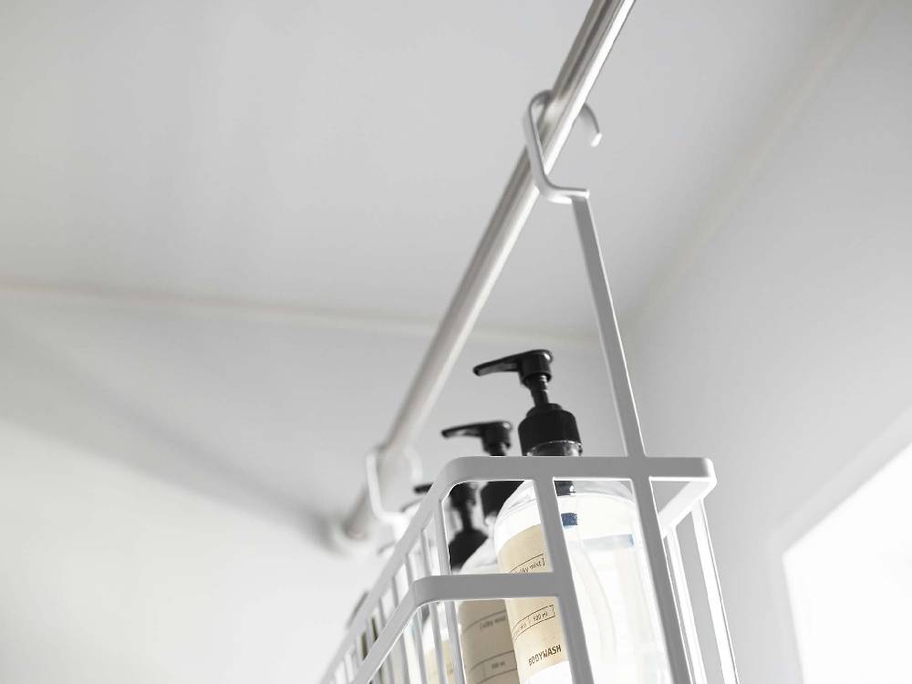 浴室の金属パイプに取り付けられた【tower/タワー】引っ掛けバスルームバスケット ワイド