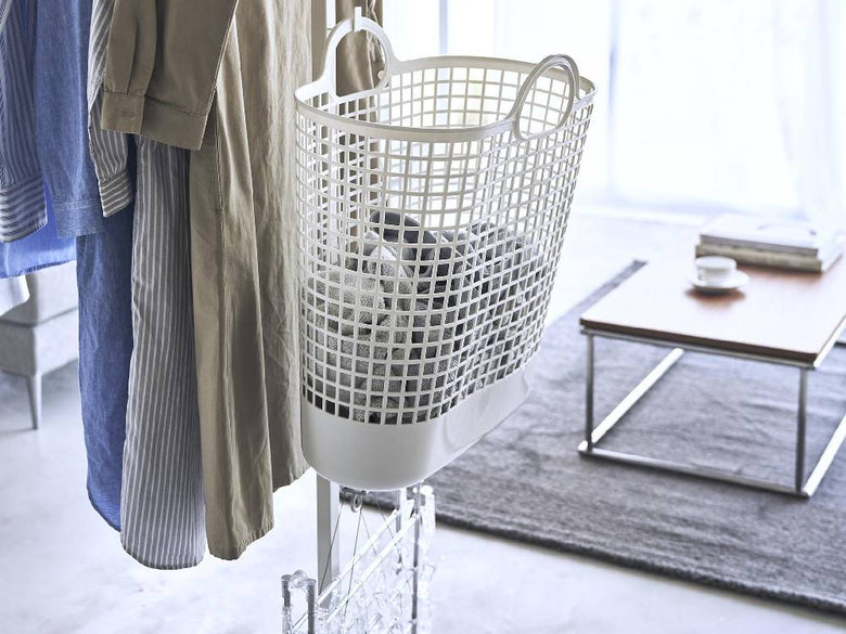 銀色と灰色の籐製収納バスケット。自然素材を使用したデザイン性の高い家庭用洗濯・収納アイテム。