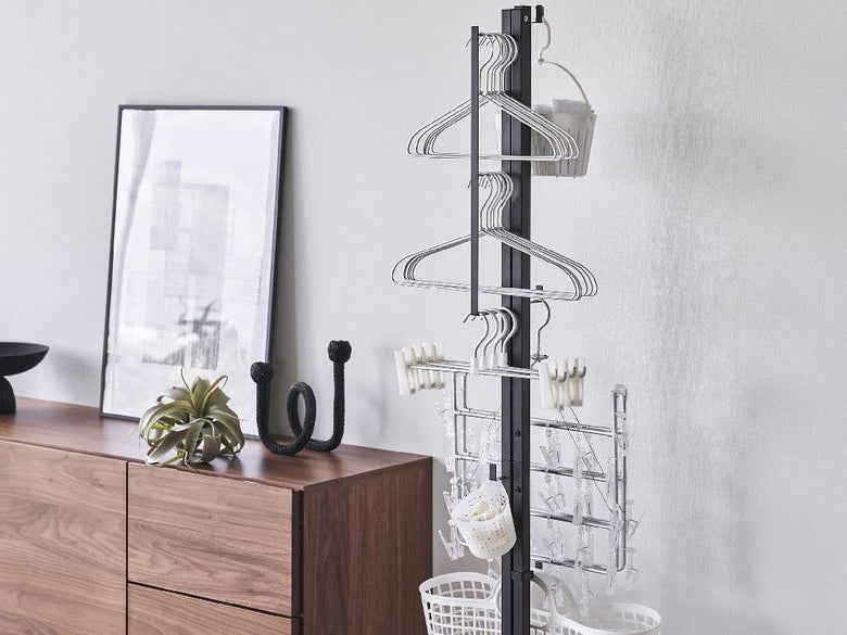 金属とガラスの棚およびワイヤーハンガーが付いたスチール製の折りたたみ式室内物干しタワー