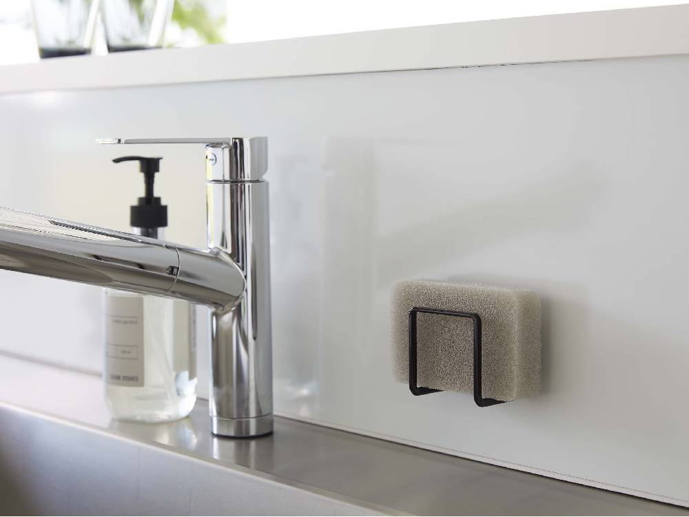 浴室のシンクカウンターにタワー型フィルムフックスポンジホルダーが設置されている様子