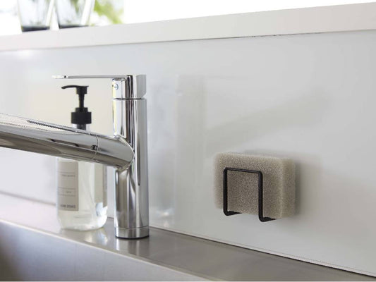 浴室のシンクカウンターにタワー型フィルムフックスポンジホルダーが設置されている様子