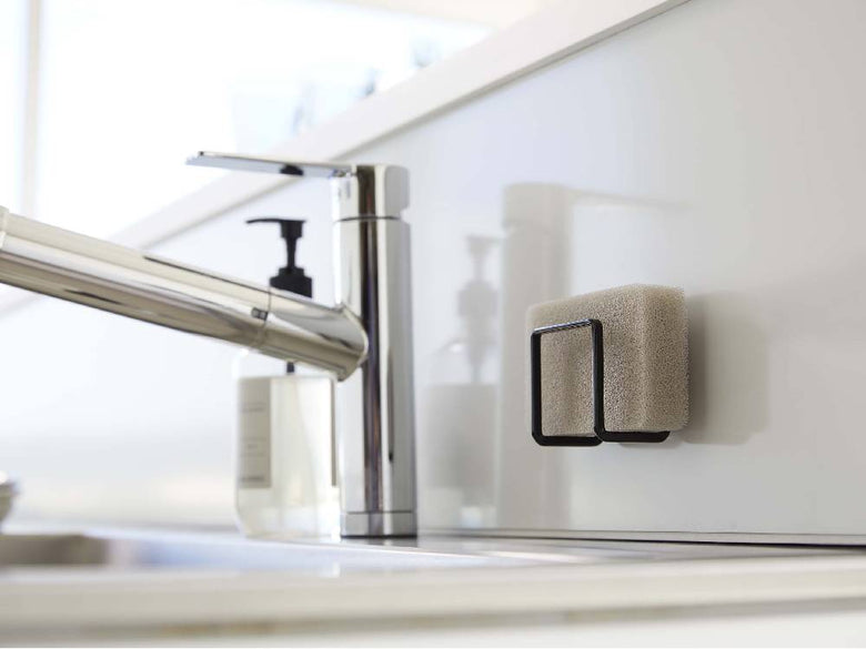 キッチンシンクに設置されたタワー フィルムフックスポンジホルダー