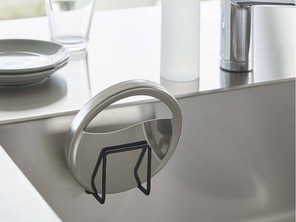 タワーの銀色スチール製フィルムフックスポンジホルダーがキッチンの壁に取り付けられている様子