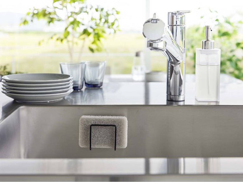キッチンのシンクカウンターに設置された銀色のタワー・フィルムフックスポンジホルダー