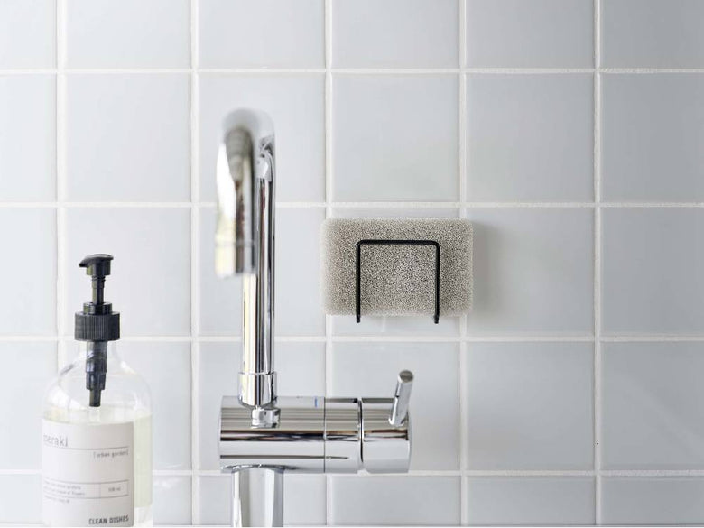 浴室のシンク上に取り付けられたタワー型フィルムフックスポンジホルダー