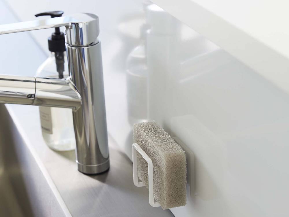 シンク周りにシルバーのタワー【フィルムフックスポンジホルダー】が取り付けられている様子
