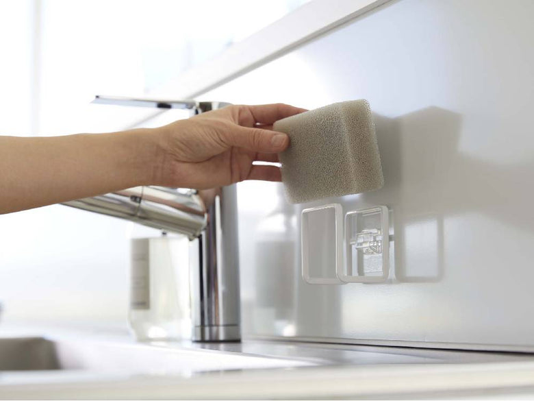 キッチンシンクに設置されたタワー型フィルムフックスポンジホルダー