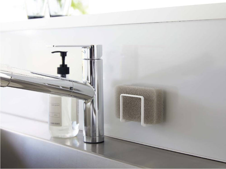 タワーのフィルムフックスポンジホルダーが洗面台のカウンターに取り付けられている