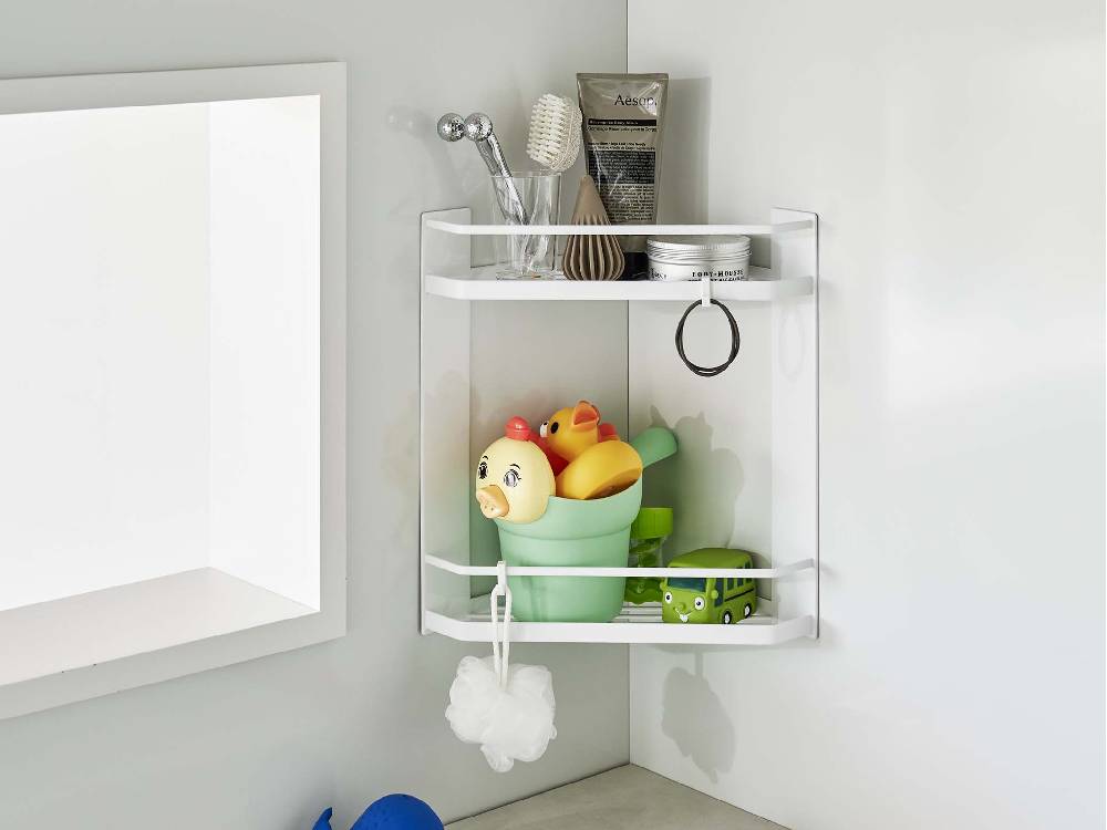 スチール製マグネットバスルームコーナーラック2段にボトルや収納用品が配置された浴室の様子