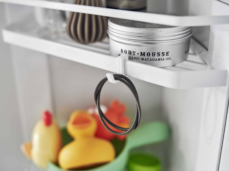 タワーマグネットバスルームコーナーラック2段に食品保存容器や野菜、瓶などのキッチン用品が整然と収納されている様子。スチール製でマグネット取り付け可能。