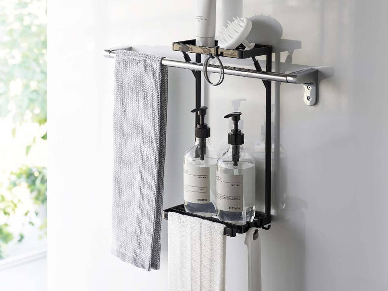 スチール製の2段タオル掛け上ラックがバスルームの洗面台周りに設置され、タオルや歯ブラシホルダーが掛けられている様子